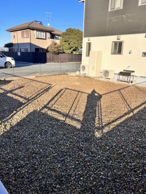 【天然芝から砕石にリフォーム】